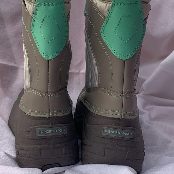 The North Face Waterproof/Insulated Boots (Size 4) Gray w/Seafoam Green Trim - Picture 11 of 16